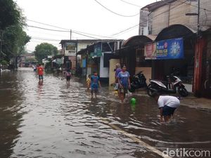 Kali Mampang Meluap, Pasar Jagal Warung Buncit Tergenang