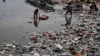 Miris, Laut Penuh Sampah Plastik Jadi Taman Bermain Anak-anak
