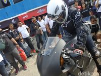 Saat Desta tunggangi Honda RC13V-S 