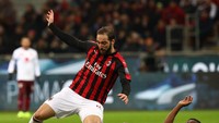 Gonzalo Higuain ditakel Nicolas Nkoulou. Marco Luzzani/Getty Images.