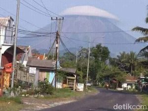 Viral Penampakan Gunung Semeru yang Bertopi Awan