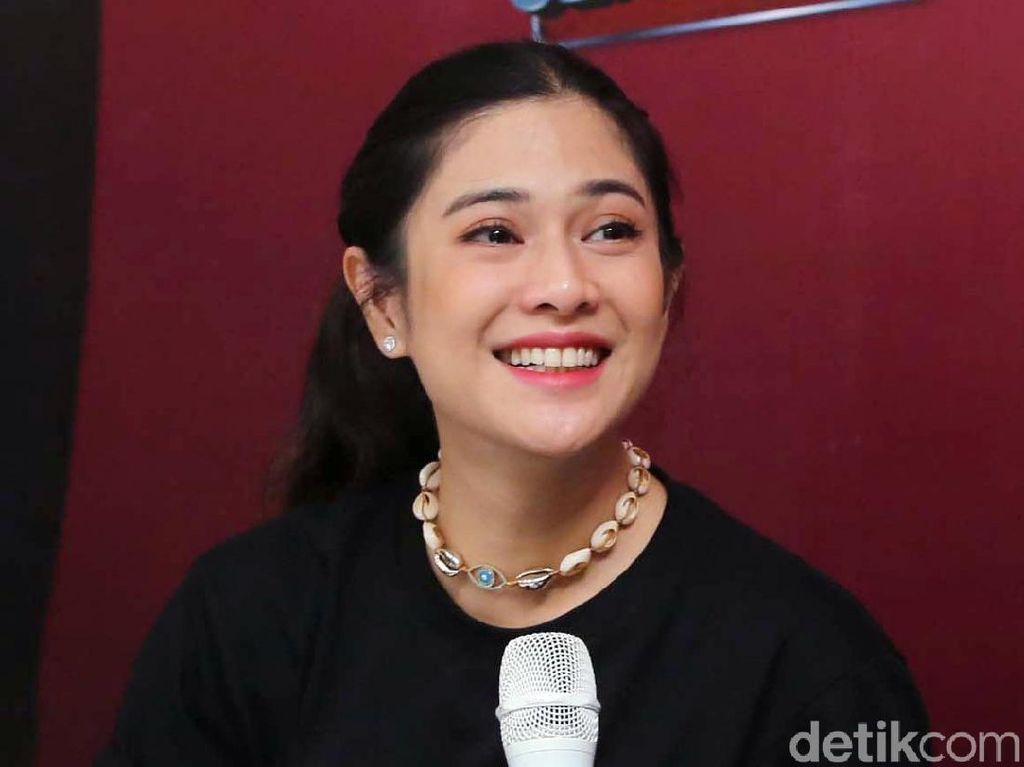 Dian Sastro Ajak Kirim Bantuan Makanan untuk Polisi yang Kawal Aksi Dian Sastro Ajak Kirim Bantuan Makanan untuk Polisi yang Kawal Aksi