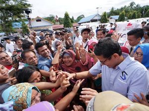 Mendarat di Sumut, Sandi Disambut Histeris Emak-emak