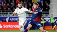 Karim Benzema gagal melewati hadangan pemain Huesca Christian Rivera. REUTERS/Vincent West.