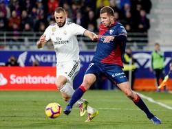 Karim Benzema gagal melewati hadangan pemain Huesca Christian Rivera. REUTERS/Vincent West.