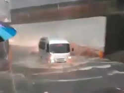 Hujan Deras, Padang-Bukittinggi Dilanda Banjir hingga Longsor