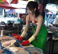 Foto Viral Penjual Ikan Cantik Ini Bikin Pria Rajin ke Pasar