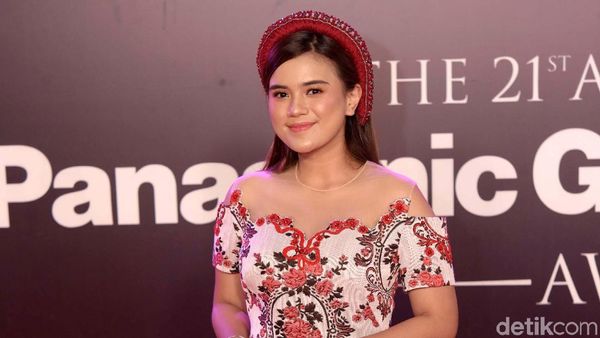 Tampil dengan Floral Dress, Audi Marissa Happy Banget!