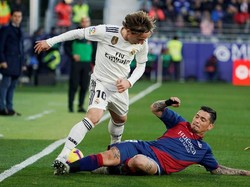 Aksi Pemain Terbaik Dunia Luka Modric saat mengontrol bola. REUTERS/Vincent West.