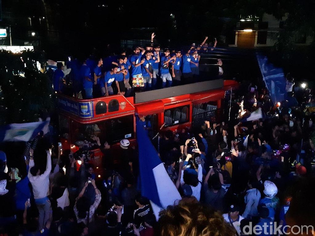 Video: Gegap Gempita Bobotoh Rayakan Suksesnya Persib U-16 & U-19 Video: Gegap Gempita Bobotoh Rayakan Suksesnya Persib U-16 & U-19