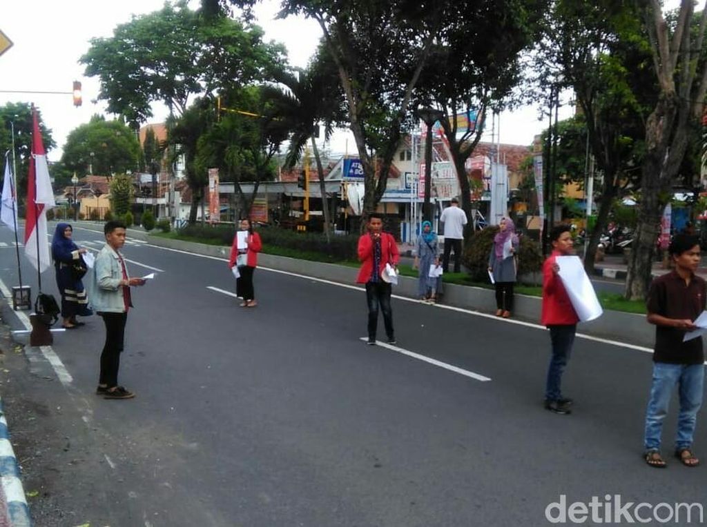Mahasiswa di Banyuwangi Tuntut Aset Korupsi di Masa Orba Disita Mahasiswa di Banyuwangi Tuntut Aset Korupsi di Masa Orba Disita