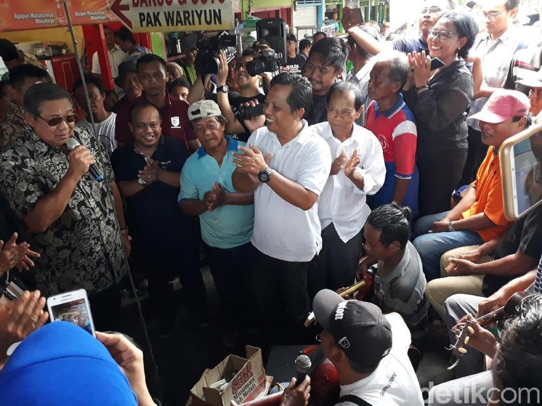 SBY Bernyanyi Bersama Pengamen di Pasar Argosari Gunungkidul