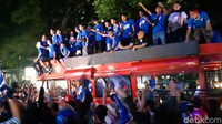 Gemuruh suara Bobotoh menyanyikan yel-yel dan suara motor meramaikan suasana konvoi.