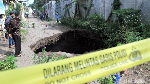 Penampakan Lubang Besar yang Menganga di Bandung
