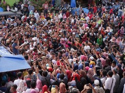 Sandiaga Disambut Ribuan Massa di Pasar Sangkumpal Bonang