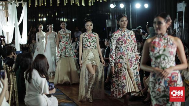 Model memeragakan koleksi busana Bramanta Wijaya bertajuk