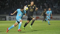 Pemain Persela Lamongan, Dendy Sulistyawan, mencatatkan hat-trick saat Laskar Joko Tingkir mengalahkan Persipura Jayapura 3-2 pada Juli 2018. (Foto: M Risyal Hidayat/Antara)
