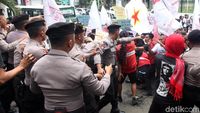 Pedemo dan Polisi Saling Dorong di Depan Kemenristekdikti