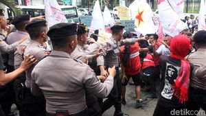 Pedemo dan Polisi Saling Dorong di Depan Kemenristekdikti