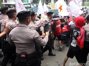 Pedemo dan Polisi Saling Dorong di Depan Kemenristekdikti