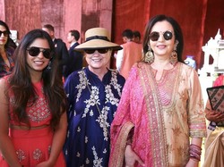 Datangi Pernikahan Isha Ambani, Hillary Clinton Naik Land Cruiser