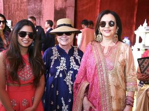 Datangi Pernikahan Isha Ambani, Hillary Clinton Naik Land Cruiser Datangi Pernikahan Isha Ambani, Hillary Clinton Naik Land Cruiser