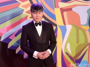 Roy Kiyoshi Suguhkan Makanan dan Mainan untuk Puluhan Boneka Misteriusnya