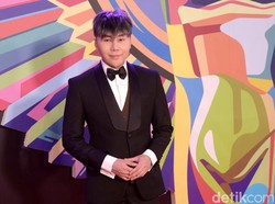 Roy Kiyoshi Suguhkan Makanan dan Mainan untuk Puluhan Boneka Misteriusnya