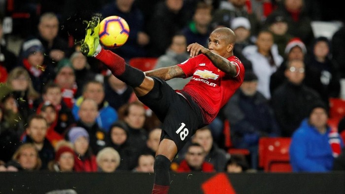 Ashley Young Tunggu Kontrak Baru dari MU