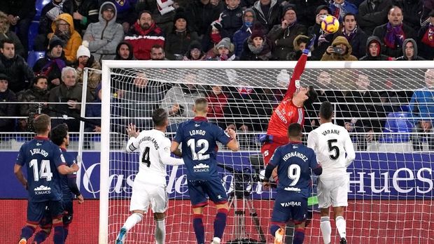 Thibaut Courtois dipaksa bekerja keras di sepanjang laga.