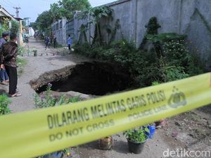 Ada Gua di Bawah Jalan Kutawaringin yang Ambles