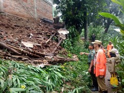 Usai Hujan Deras, Tanah Longsor Terjang Taman Salam Jatipadang
