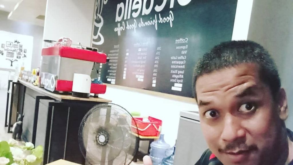 Gaya Makan Asyik Polisi Gamer dan YouTuber, Dede Sumarna Gaya Makan Asyik Polisi Gamer dan YouTuber, Dede Sumarna