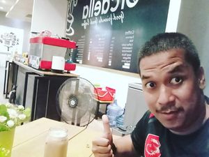 Gaya Makan Asyik Polisi Gamer dan YouTuber, Dede Sumarna Gaya Makan Asyik Polisi Gamer dan YouTuber, Dede Sumarna