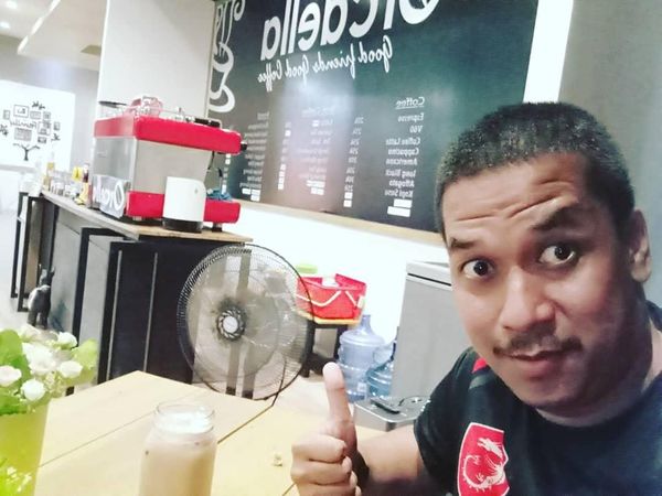 Gaya Makan Asyik Polisi Gamer dan YouTuber, Dede Sumarna