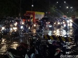 Diguyur Hujan Sejam, Jalanan di Makassar Tergenang