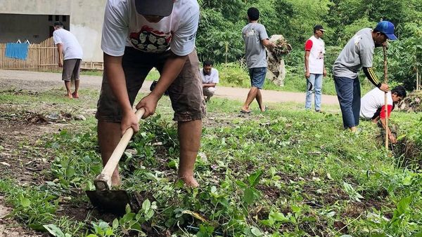 Bersih-bersih Lingkungan ala Relawan Jokowi