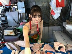 Foto Viral Penjual Ikan Cantik Ini Bikin Pria Rajin ke Pasar