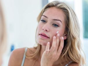 5 Krim Malam yang Bikin Kulit Tampak Lebih Muda di Pagi Hari 5 Krim Malam yang Bikin Kulit Tampak Lebih Muda di Pagi Hari