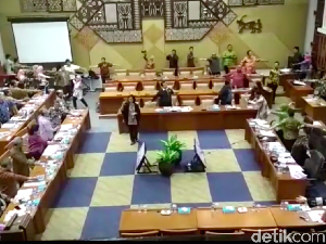 Video: Tuwagapat! Menkes Ajak Senam Anggota DPR di Sela Rapat BPJS