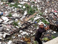 Video: Jorok! Lautan Sampah di Kali Bekasi