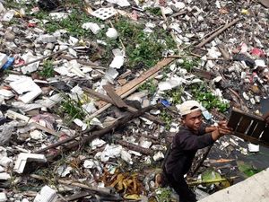 Video: Jorok! Lautan Sampah di Kali Bekasi Video: Jorok! Lautan Sampah di Kali Bekasi