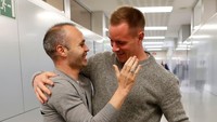 Kiper Marc-Andre Ter Stegen juga menyambut Iniesta dengan senang. Keduanya sempat bersama-sama selama empat musim. (Foto: Instagram @fcbarcelona)