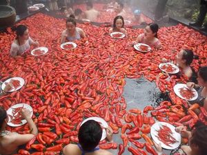 Ratu Cabai Ini Menang Lomba Makan Sambil Berendam di Air Cabai Sebesar Terong