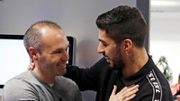 Begitu juga ketika Iniesta bersua dengan Luis Suarez. Keduanya terlibat perbincangan menarik di selasar ruang ganti tempat latihan Barcelona. (Foto: Instagram @fcbarcelona)