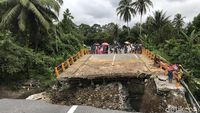 Jembatan Padang-Bukittinggi Ambruk, Warga Bangun Jembatan Darurat