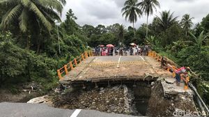 Jembatan Padang-Bukittinggi Ambruk, Warga Bangun Jembatan Darurat