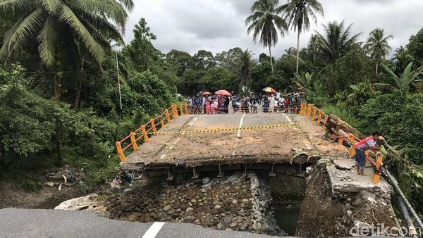 Jembatan Padang-Bukittinggi Ambruk, Warga Bangun Jembatan Darurat