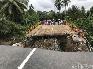 Jembatan Padang-Bukittinggi Ambruk, Warga Bangun Jembatan Darurat