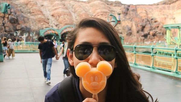 Gaya Athira Farina, Pilot Cantik yang Hobi Makan Es Krim Saat Travelling